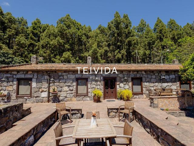 Chalet en venta en Candelaria, Barranco Hondo. Villa independiente de diseño con bodega y jardines en El Rosario!. Chalets.