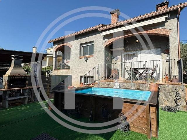 Chalet en venta en Cànoves i Samalús, de 208 m² 4 habitaciones por 440.000