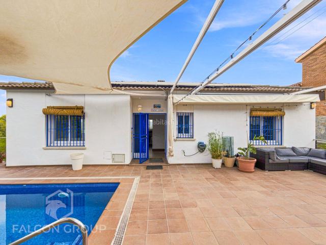 Chalet en venta en Canyelles. Casa reformada con vistas, piscina y máxima eficiencia energética en Canyelles. Chalets.