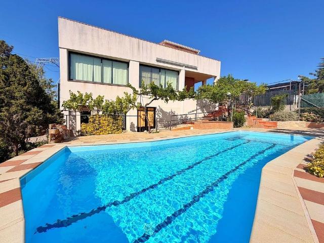 Chalet en venta en Canyelles, de 213 m² 7 habitaciones por 420.000