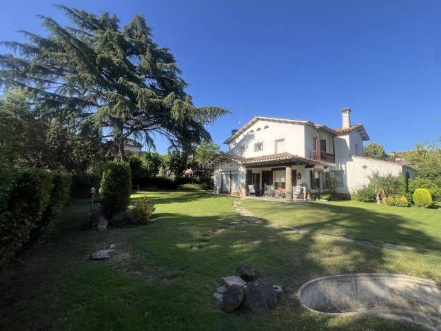 Chalet en venta en Cardedeu. Chalet Independiente en Els Pinetons, Villa Mediterránea con magnífico jardín. Chalets.