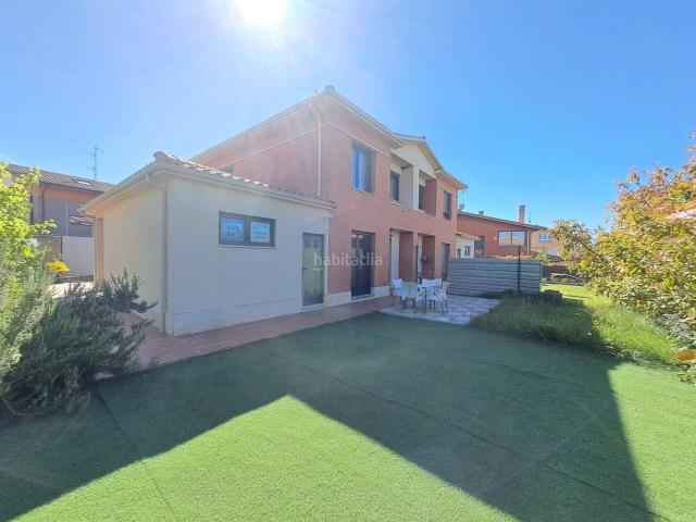 Chalet en venta en Cardeñajimeno. PRECIOSO CHALET COMO NUEVO DE 4 DORMITORIOS 3 BAÑOS GARAJE Y JARDIN EN CARDEÑAJIMENO. Chalets.