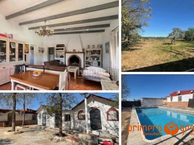 Chalet en venta en Carmona. VIVIENDA PREMIUM! Oportunidad única en Urbanización La Barca Carmona.Chalet independiente 2.686 m de parcela, piscina, pozo propio. Chalets.