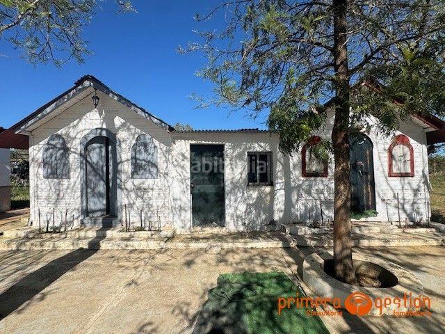 Chalet en venta en Carmona. VIVIENDA PREMIUM! Oportunidad única en Urbanización La Barca Carmona.Chalet independiente 2.686 m de parcela, piscina, pozo propio. Chalets.