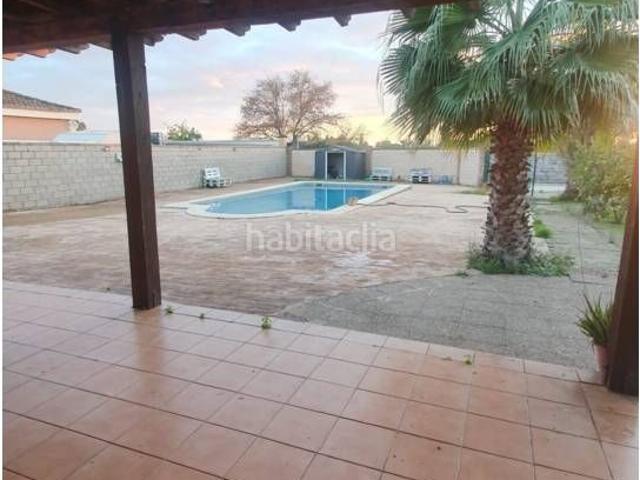 Chalet en venta en Carmona. Chalet unifamiliar en venta en Carmona. Chalets.