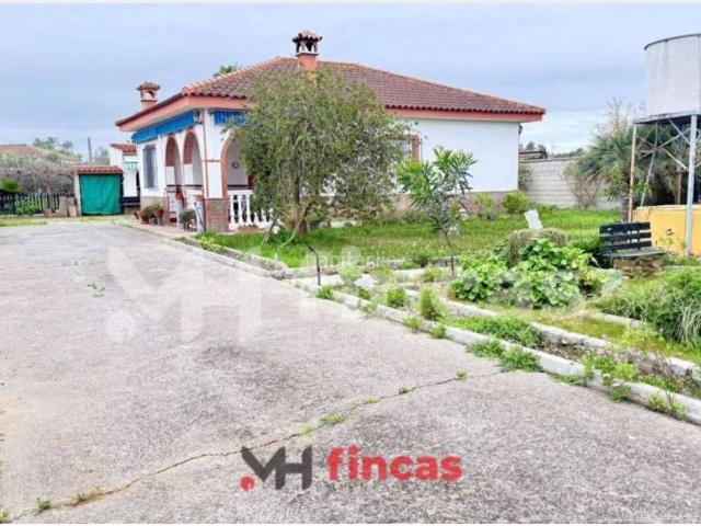 Chalet en venta en Carmona. Chalet unifamiliar en venta en Carmona. Chalets.