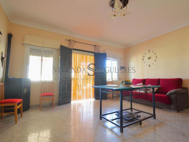 Chalet en venta en Carmona. Cómodo y funcional chalé en Urbanización Pradollano. Chalets.