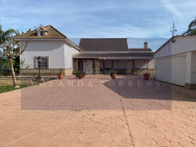 Chalet en venta en Carmona. ESPECTACULAR CHALET, CERCANO AL AEROPUERTO Y LISTO PARA ENTRAR. Chalets.
