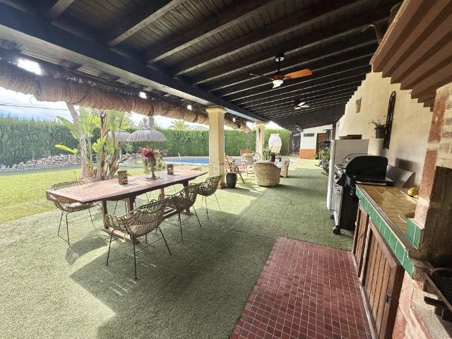 Chalet en venta en Carmona. ESPECTACULAR CHALET EN URBANIZACIÓN PINO GRANDE. Chalets.