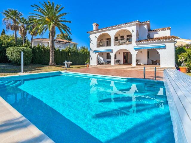 Chalet en venta en Carmona. Lujosa Villa Andaluz Moderna con Jardín Exuberante y Gran Piscina Climatizada en Atalaya Alta. Chalets.