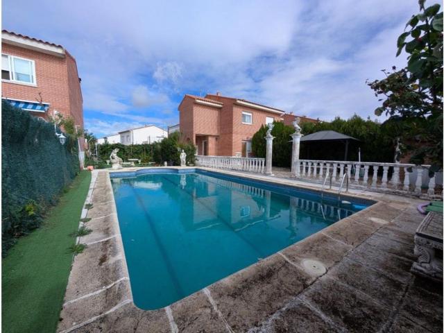 Chalet en venta en Carmena. Chalets.
