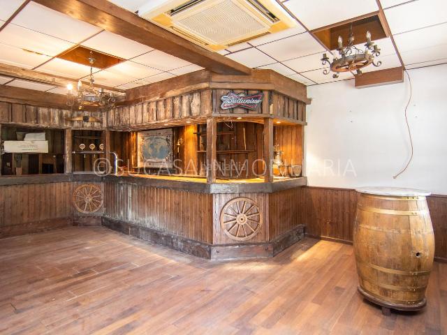 Chalet en venta en Carral. Casa con parcela muy bien comunicada. Chalets.