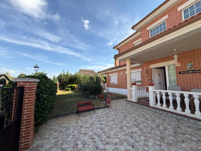 Chalet en venta en Carrión de los Condes. INMOBILIACARRION VENDE PRECIOSO CHALET INDIVIDUAL EN CARRION DE LOS CONDES. Chalets Carrión de los.