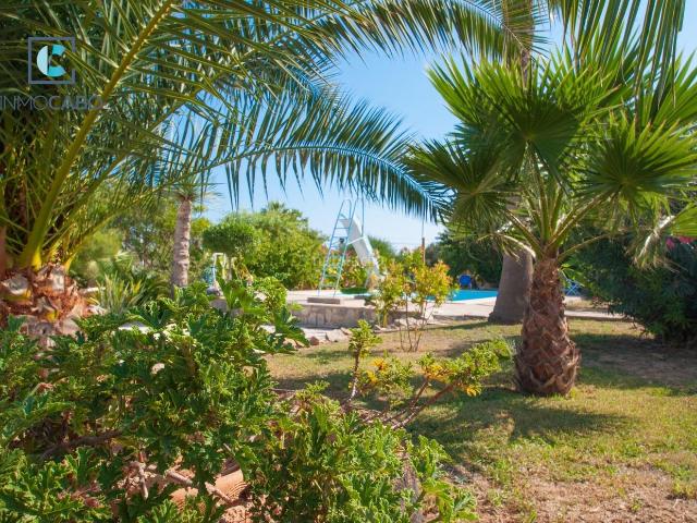 Chalet en venta en Cartagena, Cabo de Palos. Oportunidad única en Calaflores, Cabo de Palos chalet con gran parcela y potencial urbanístico. Chalets.