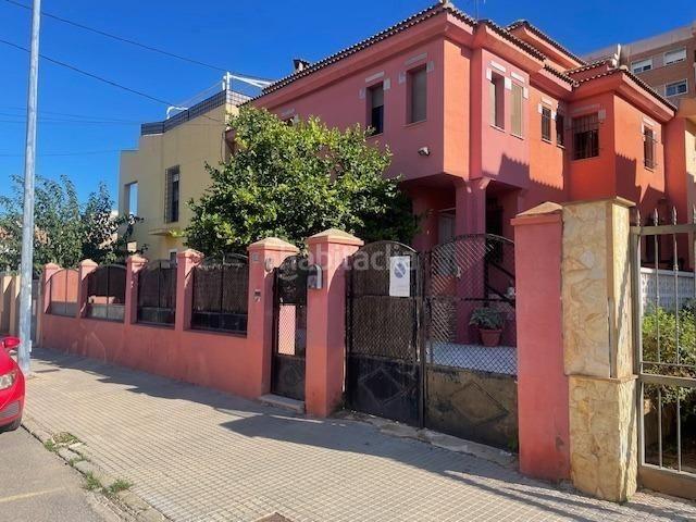 Chalet en venta en Cartagena, Ciudad Jardín. VIVIR A UN PASO DE TODO EN TU CHALET. Chalets.
