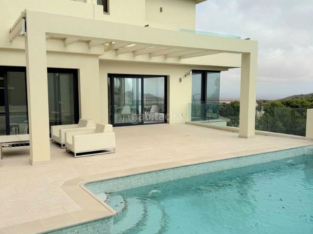 Chalet en venta en Cartagena, La Manga Club. Villa de lujo con seis dormitorios en La Manga Club Resort, Atamaría Murcia. Piscina privada, garaje, paneles solares, terrazas, u. Chalets.