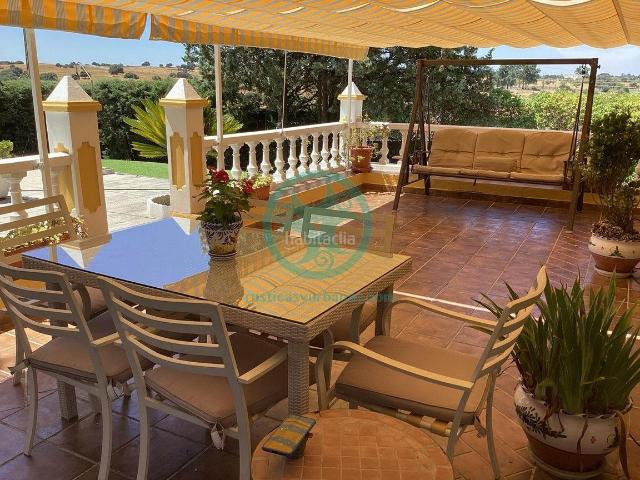 Chalet en venta en Casar de Cáceres. Un refugio privado entre naturaleza y comodidad, a solo minutos de Cáceres. Chalets Casar de.