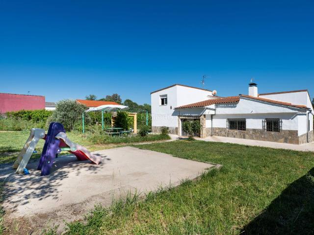 Chalet en venta en Casar de Escalona El. CHALET INDEPENDIENTE EN EL CASAR DE ESCALONAURBANIZACION LO CERROS, 5 DORMITORIOS, 2 BAÑOS, PARCELA DE 1.000M2. Chalets Casar de Escalona.