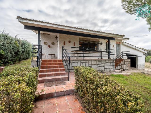 Chalet en venta en Casar El. ? Chalet independiente en venta en Urb. Las Colinas, El Casar con parcela de 1.271 m². Chalets Casar.