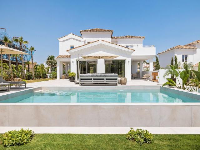 Chalet en venta en Casares, Casares Golf Casares del Sol. Villa Contemporánea a 400 m del Mar. Chalets.