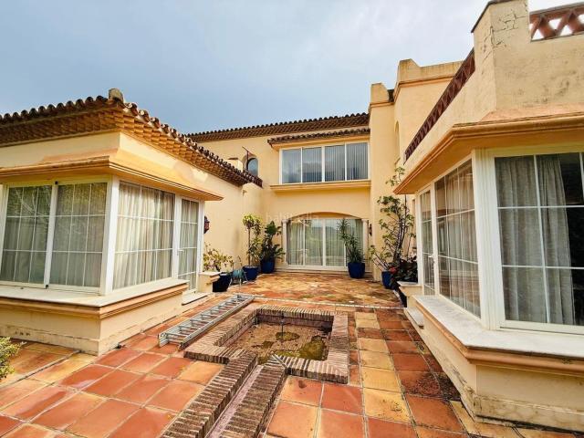 Chalet en venta en Casares, Casares Golf Casares del Sol. Villa de 5 dormitorios y 5 baños en Casares. Chalets.