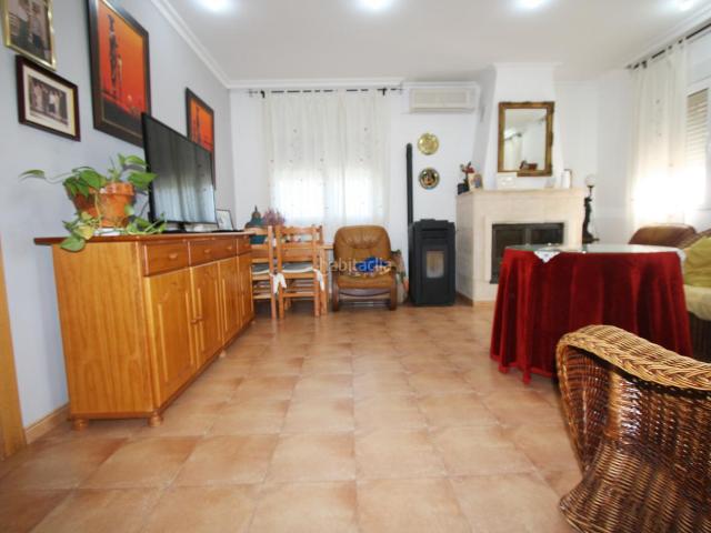 Chalet en venta en Casas de Juan Núñez. TU CASA FAMILIAR PRÁCTICAMENTE NUEVA AMUEBLADA Y EQUIPADA. Chalets Casas de Juan.