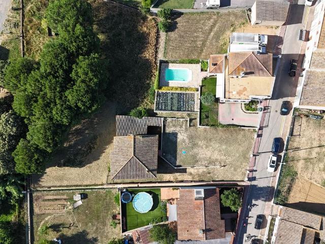 Chalet en venta en Cassà de la Selva. Casa con gran parcela y reforma estructural avanzada en Cassà de la Selva. Chalets Cassà de la.