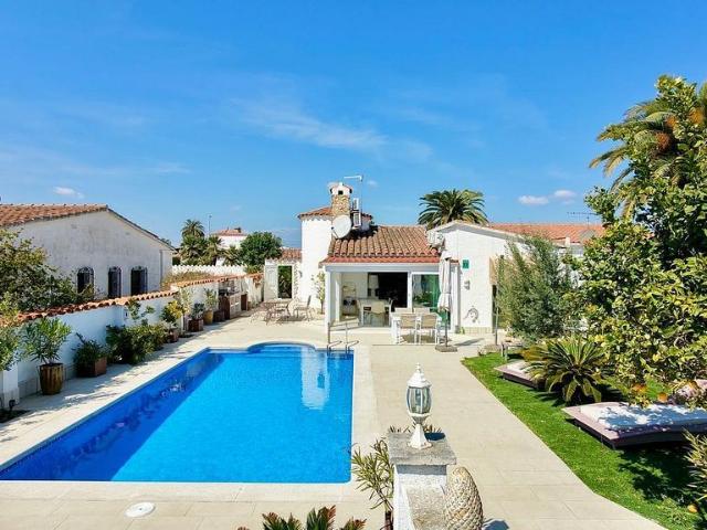 Chalet en venta en calle Cap Ras, Castelló d´Empúries, de 123 m² 3 habitaciones por 795.000