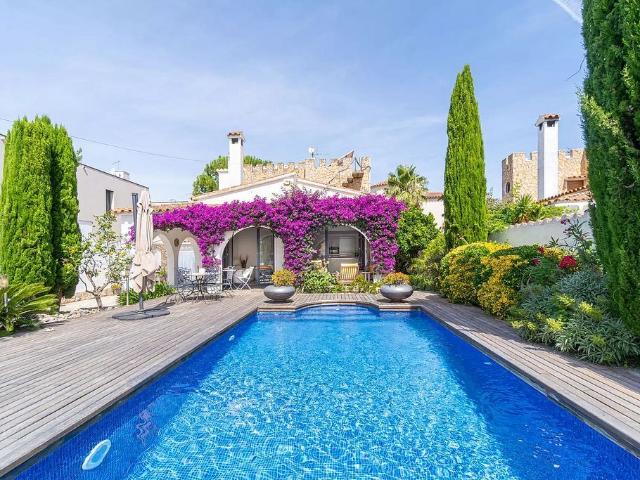 Chalet en venta en Castelló d´Empúries, de 201 m² 4 habitaciones por 569.000