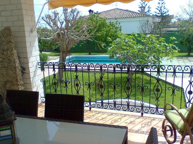 Chalet en venta en Castellón de la Plana, El Grao. ESPECTACULAR CHALET AMUEBLADO CON PISCINA, GARAJE, TRASTERO, TERRAZAS Y 4 HABITACIONES. Chalets Castellón de la.