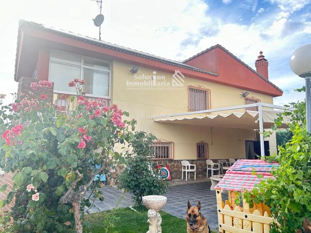 Chalet en venta en Castellanos de Villiquera. CHALET INDEPENDIENTE CON PLACAS SOLARES, PISCINA PRIVADA Y PISTA DE TENIS EN CASTELLANOS DE VILLIQUERA!. Chalets Castellanos de.