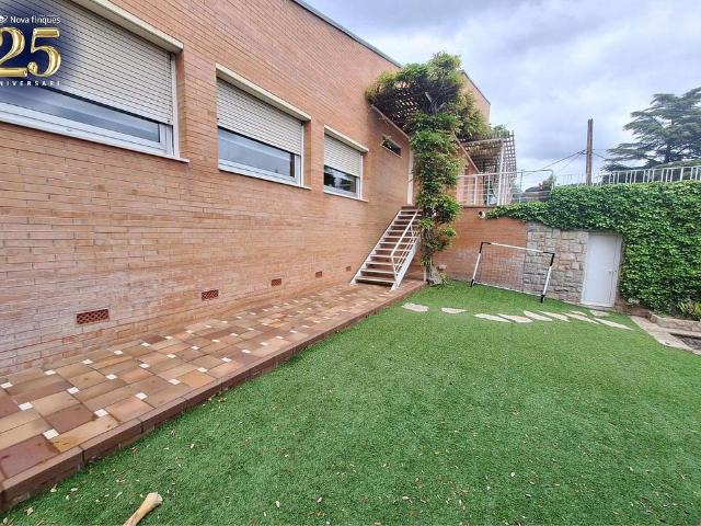 Chalet en venta en Castellar del Vallès, de 160 m² 4 habitaciones por 550.000