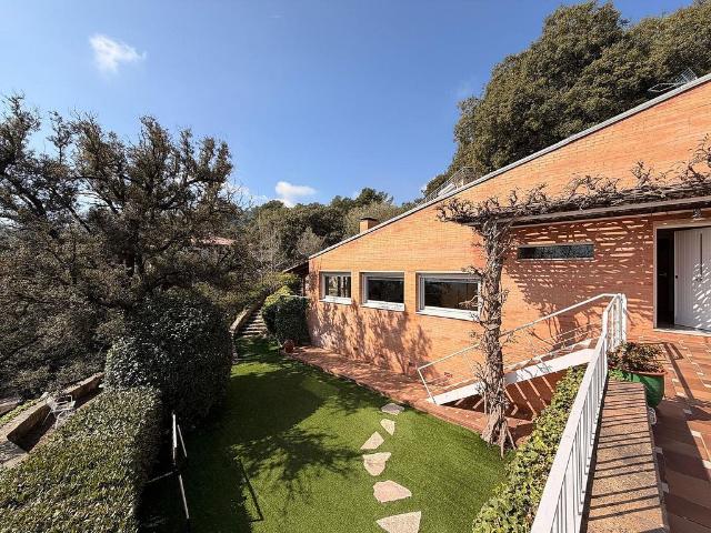 Chalet en venta en Castellar del Vallès, de 200 m² 4 habitaciones por 515.000