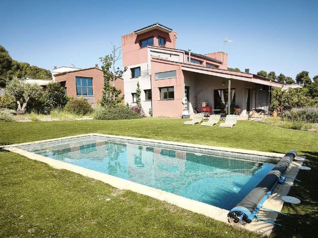 Chalet en venta en Castellar del Vallès, de 201 m² 4 habitaciones por 459.000