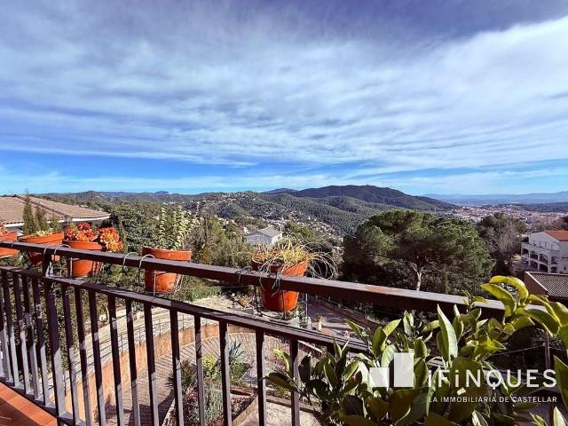 Chalet en venta en Castellar del Vallès, de 220 m² 6 habitaciones por 459.000