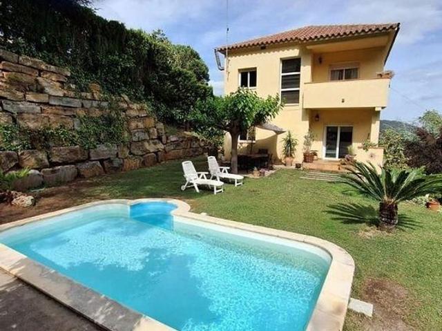 Chalet en venta en Castellar del Vallès, de 230 m² 4 habitaciones por 476.500