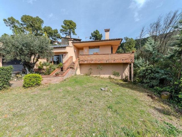Chalet en venta en Castellar del Vallès, de 232 m² 5 habitaciones por 470.000