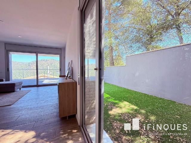 Chalet en venta en Castellar del Vallès, de 240 m² 4 habitaciones por 399.000