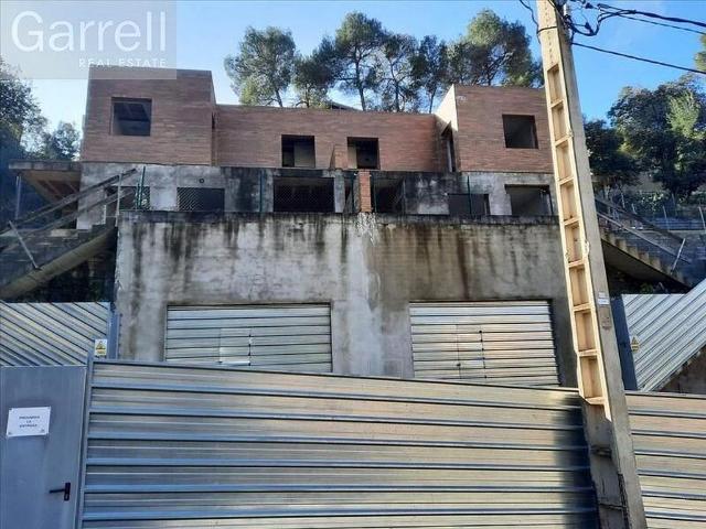 Chalet en venta en Castellar del Vallès, de 280 m² 6 habitaciones por 170.000