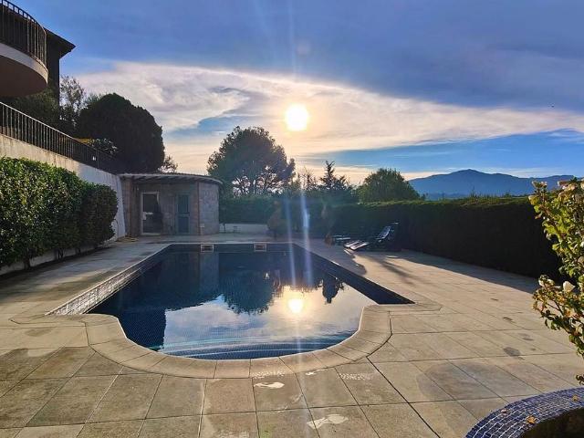 Chalet en venta en Castellar del Vallès, de 300 m² 5 habitaciones por 680.000