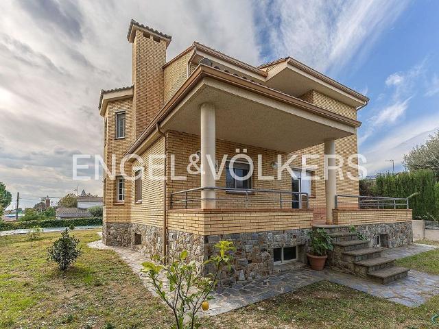 Chalet en venta en Castellar del Vallès, de 394 m² 5 habitaciones por 625.000