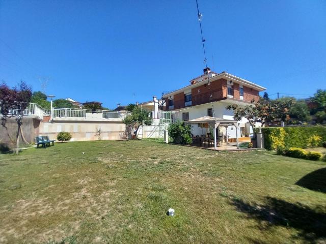Chalet en venta en Castellbisbal. Casa con muchas posibilidades en la urbanización Comte de Sert. Chalets.