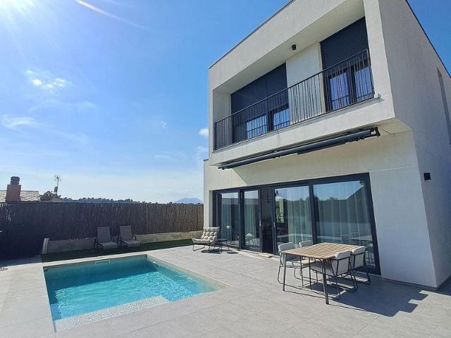 Chalet en venta en Castellbisbal, de 175 m² 4 habitaciones por 680.000