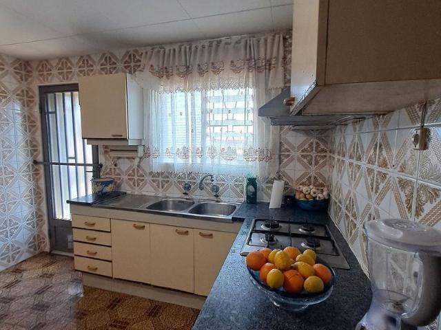 Chalet en venta en Castellbisbal, de 180 m² 6 habitaciones por 400.000