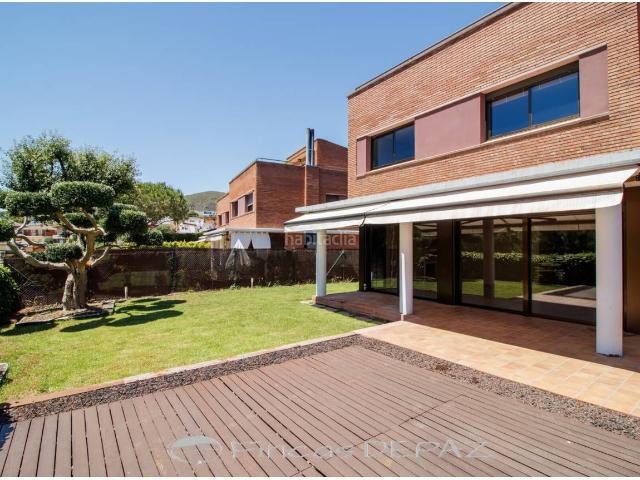 Chalet en venta en Castelldefels, Can Roca. Casa con vistas en Can Roca. Chalets.
