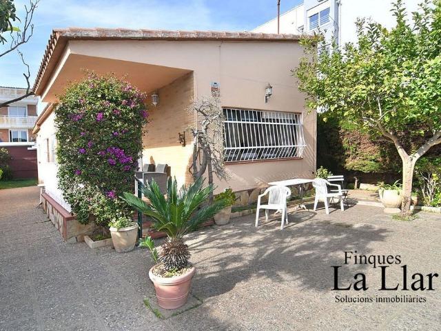 Chalet en venta en Castelldefels, de 75 m² 3 habitaciones por 777.000