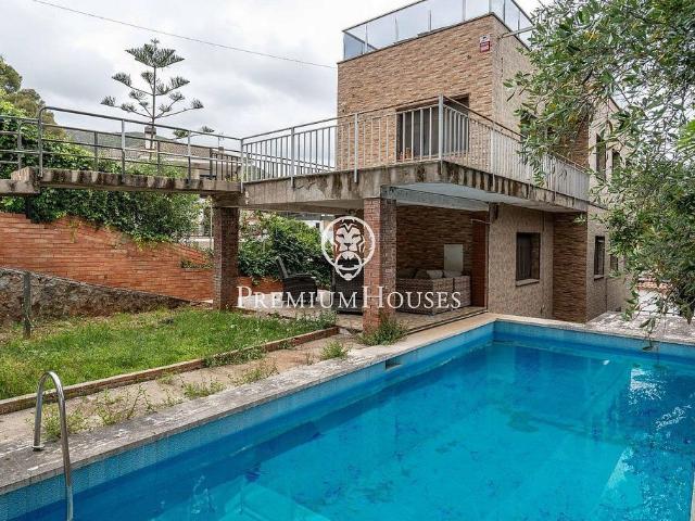 Chalet en venta en Castelldefels, de 172 m² 4 habitaciones por 685.000