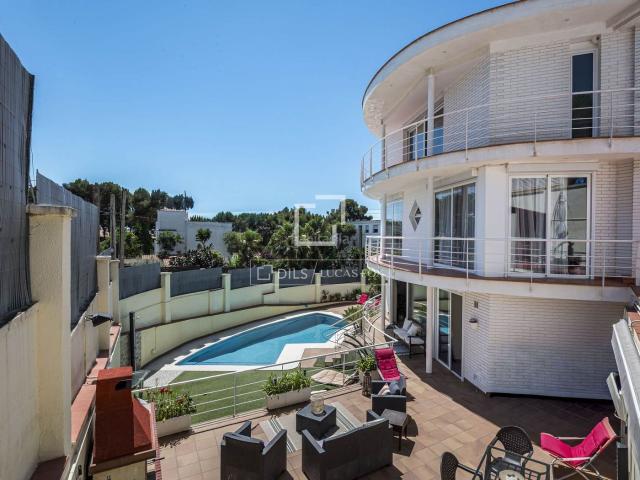 Chalet en venta en Castelldefels, El Poal. Casa mediterránea con de 5 habitaciones, terrazas 360º, vistas panoramicas y piscina en El Poal. Chalets.