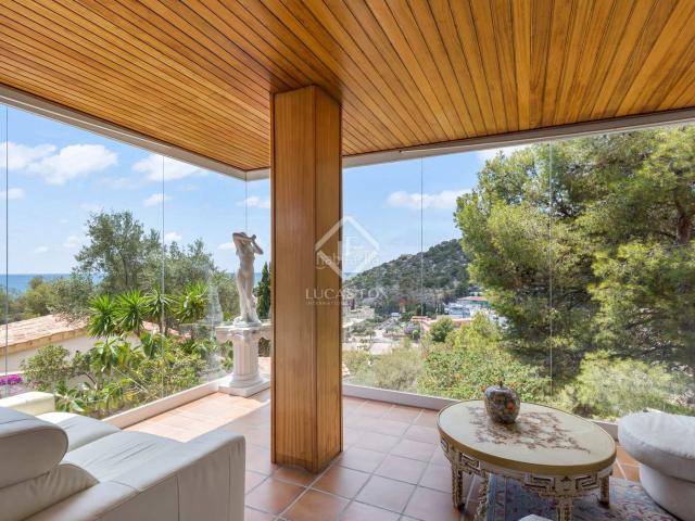 Chalet en venta en Castelldefels, El Poal. Exclusiva villa sobre una parcela de 752 m con vistas de ensueño al mar Mediterráneo en venta en El Poal. Chalets.