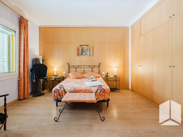 Chalet en venta en Castelldefels, La Pineda. Fantástica vivienda con piscina privada, parking y anexo alquilado, ubicada en una zona privilegiada, muy cerca de la playa. Chalets.